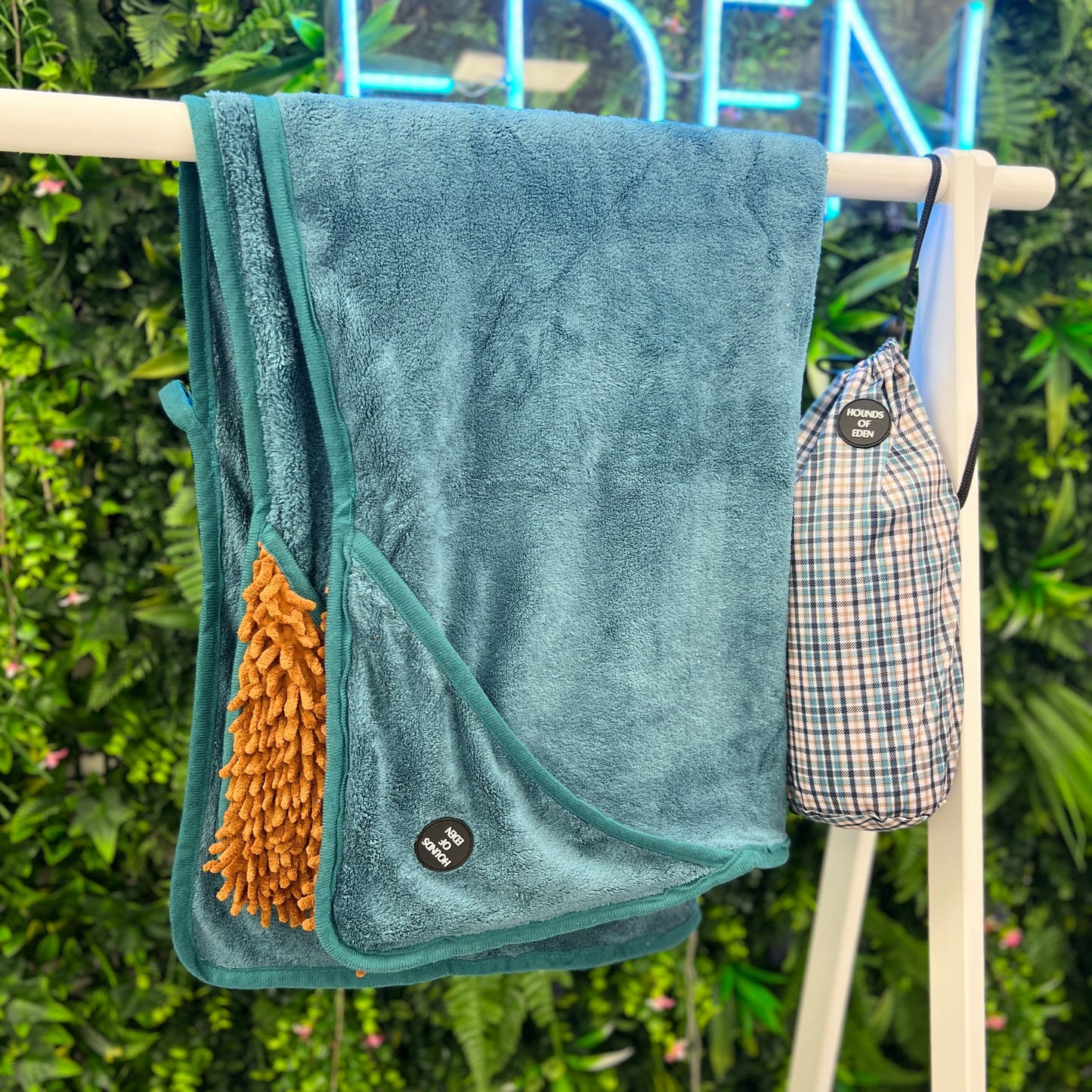 Tealing Smart - Dog Towel + Carry Bag - The Bark Market
