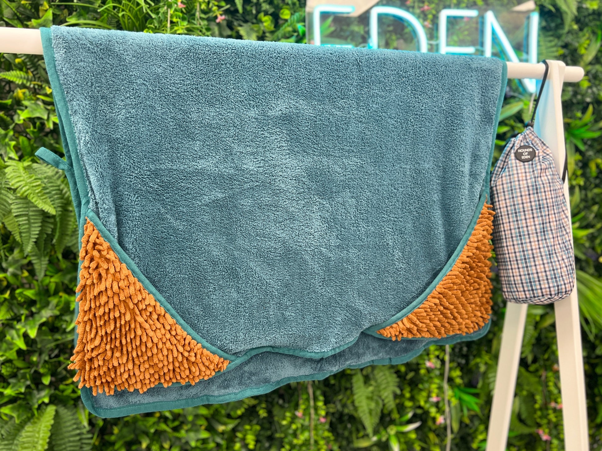 Tealing Smart - Dog Towel + Carry Bag - The Bark Market