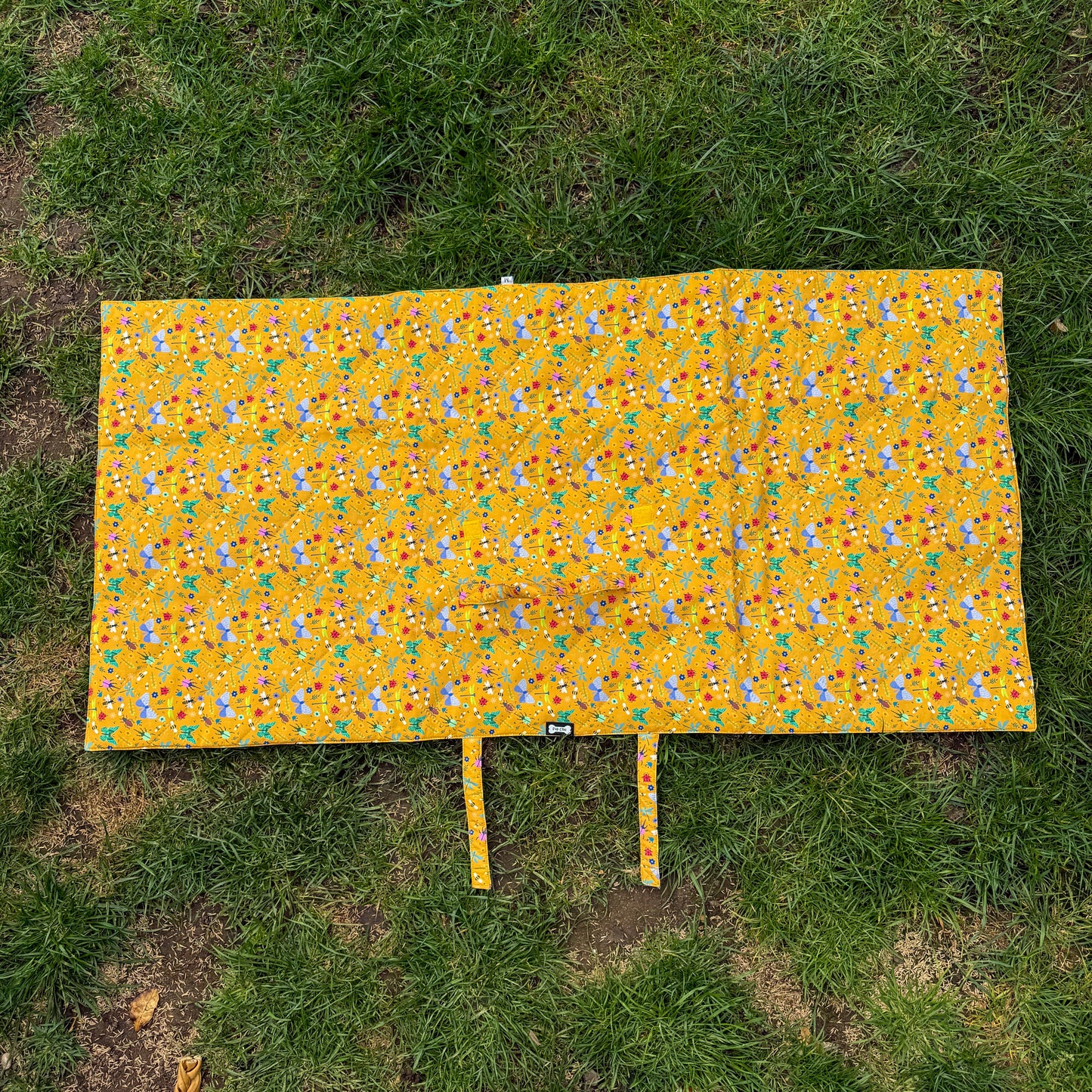 Summer Buzzin' Dog Settle Mat – Lightweight, Waterproof & Travel-Friendly - The Bark Market