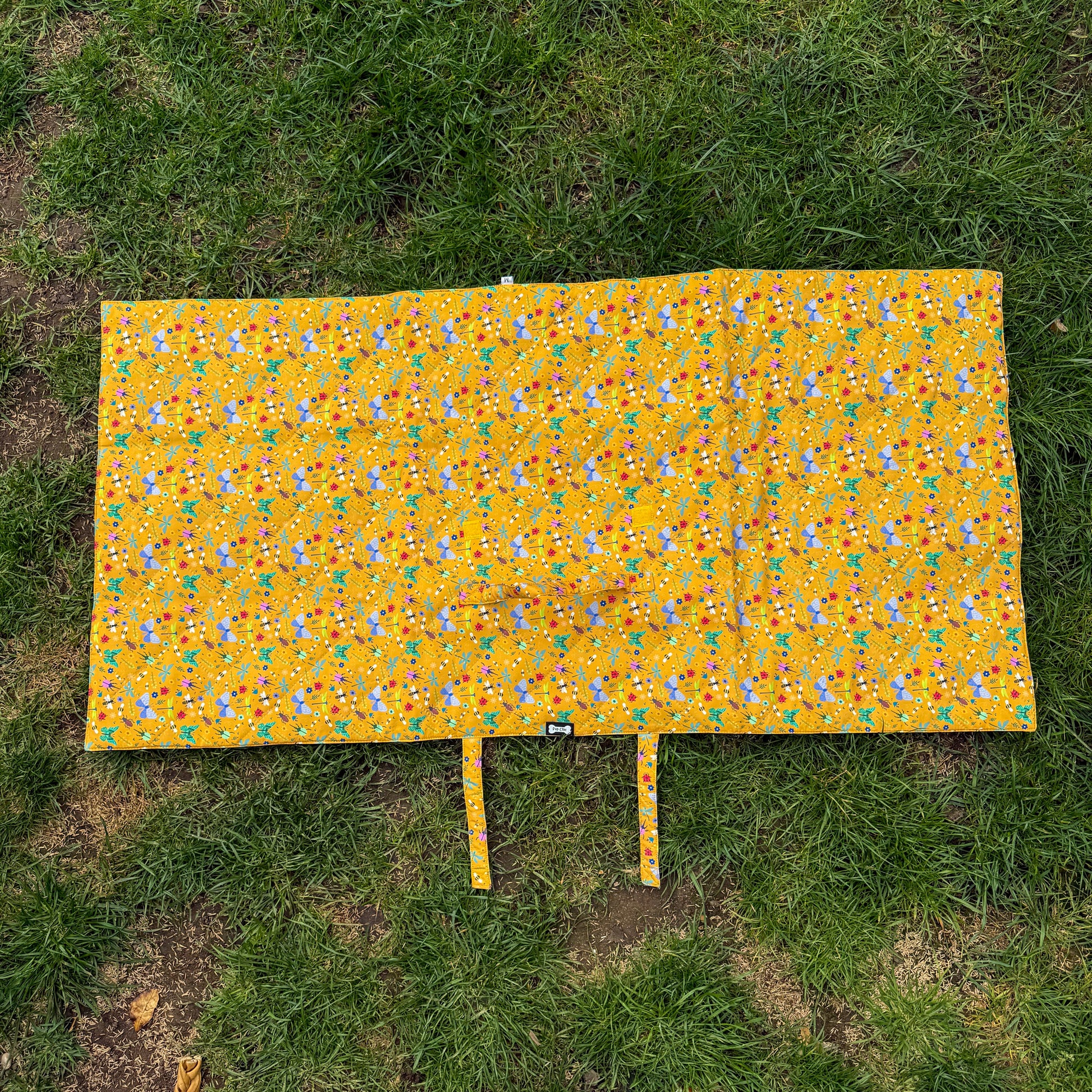 Summer Buzzin' Dog Settle Mat – Lightweight, Waterproof & Travel-Friendly - The Bark Market