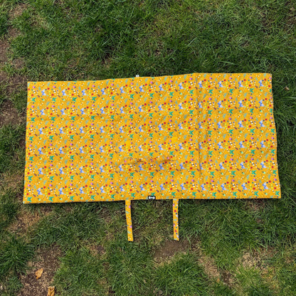 Summer Buzzin' Dog Settle Mat – Lightweight, Waterproof & Travel-Friendly